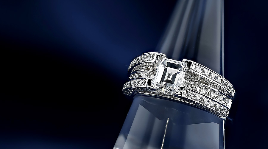 ダイヤモンド リング 0.9ct E VS1 エメラルドカット プラチナ 中央宝石