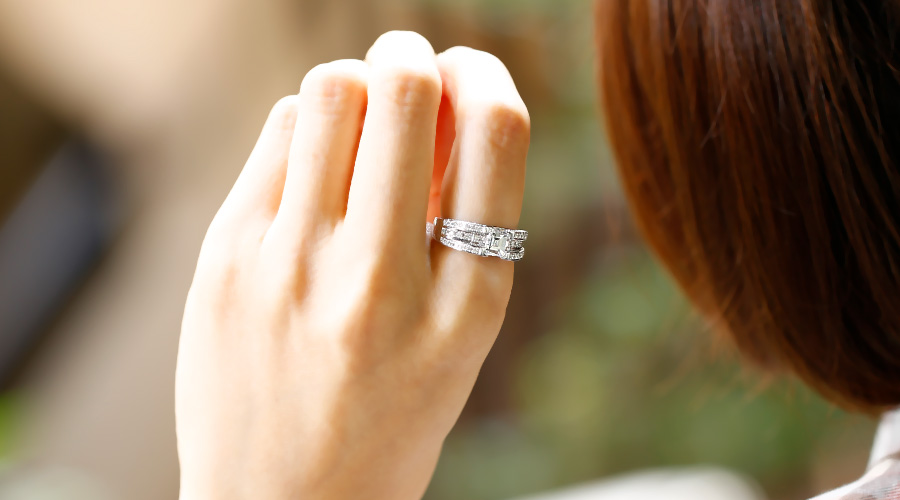 ダイヤモンド リング 0.9ct E VS1 エメラルドカット プラチナ 中央宝石